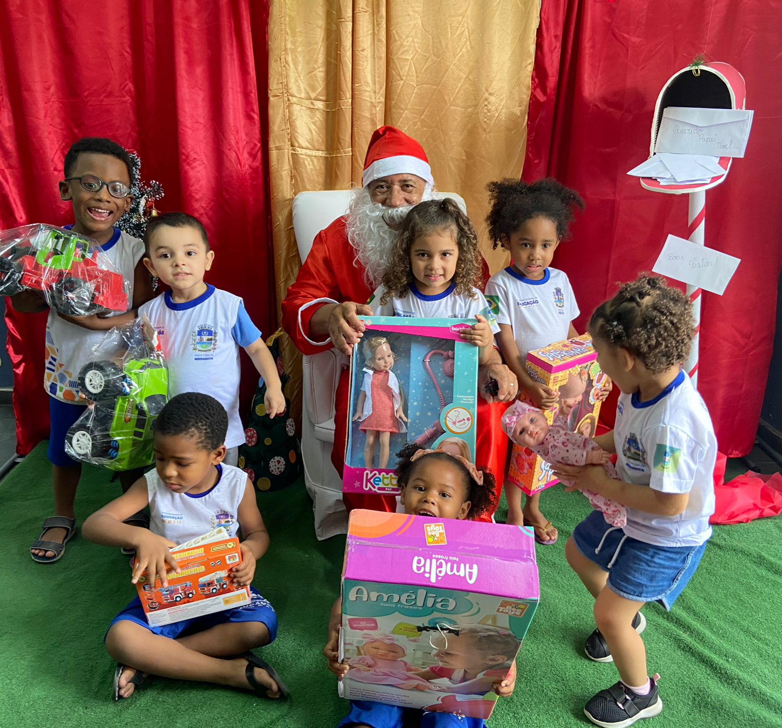 Read more about the article Correios Aquecem o Natal na Creche Tetracampeã com Presentes e Muito Carinho