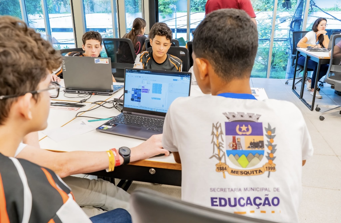 Read more about the article Futuro da Robótica: Alunos Criam Detector de Ruídos para Inclusão Escolar