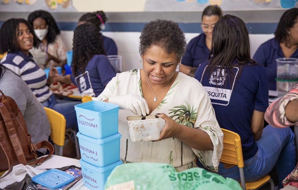 Read more about the article Projeto Sustentável em Mesquita Transforma Resíduos Orgânicos em Adubo Escolar