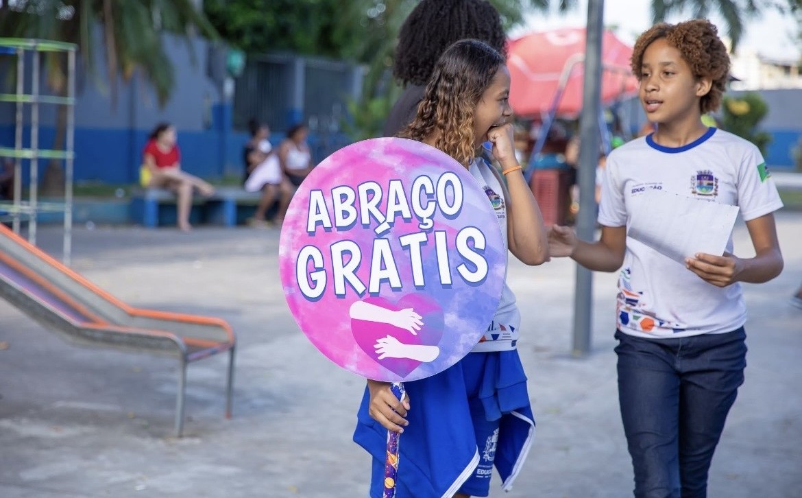 Read more about the article Dia Mundial da Gentileza: Alunos de Mesquita Levam Mensagens de Respeito às Ruas