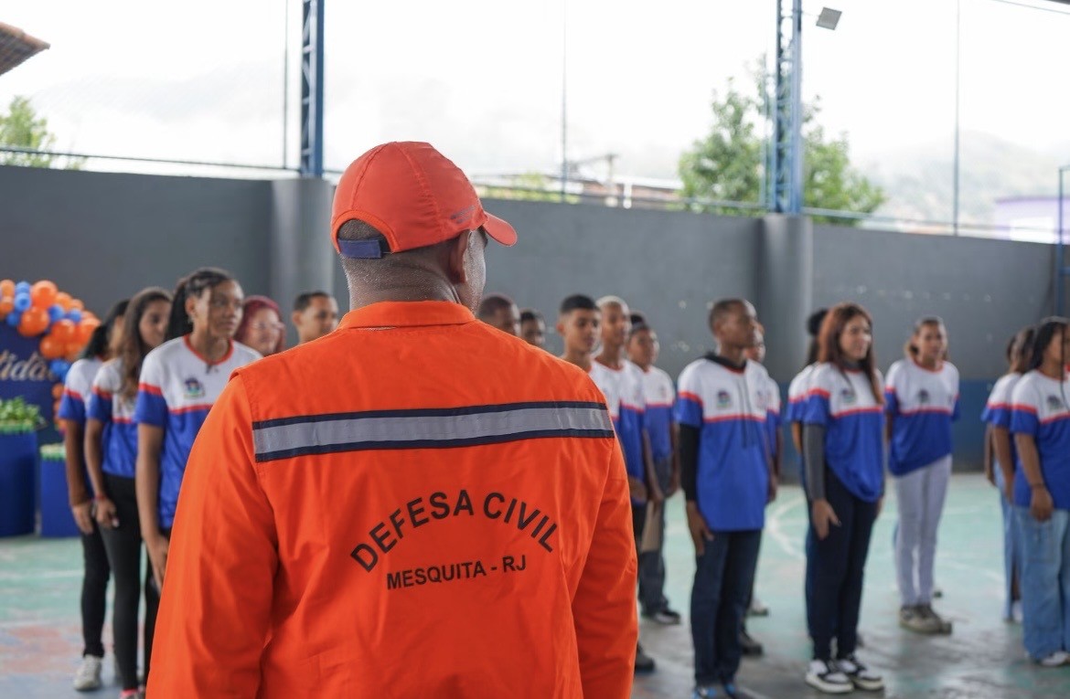 Read more about the article Força e Cidadania: Estudantes da Chatuba Mostram seu Potencial na Formatura da Defesa Civil Juvenil